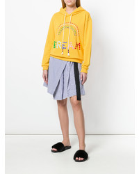 gelber bestickter Pullover mit einer Kapuze von Mira Mikati