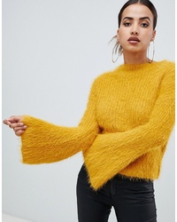 gelber flauschiger Pullover mit einem Rundhalsausschnitt von PrettyLittleThing