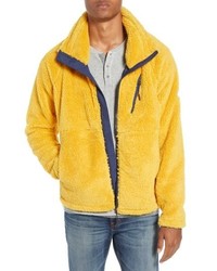 gelber Fleece-Pullover mit einem Reißverschluß