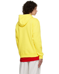 gelber Pullover mit einem Kapuze von Nike