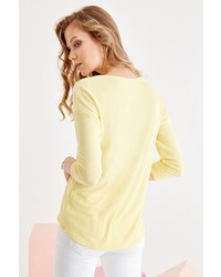 gelber Pullover mit einem V-Ausschnitt von OXXO