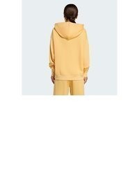gelber Pullover mit einer Kapuze von adidas Sportswear