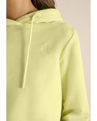 gelber Pullover mit einer Kapuze von Cecil