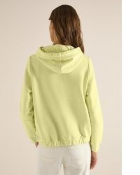 gelber Pullover mit einer Kapuze von Cecil