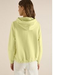 gelber Pullover mit einer Kapuze von Cecil