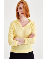 gelber Pullover mit einer Kapuze von OXXO