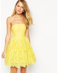 gelbes ausgestelltes Kleid aus Spitze