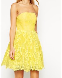 gelbes ausgestelltes Kleid aus Spitze