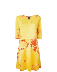 gelbes Mit Batikmuster ausgestelltes Kleid