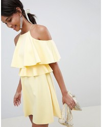 gelbes ausgestelltes Kleid mit Rüschen
