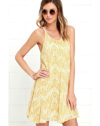 gelbes bedrucktes schwingendes Kleid