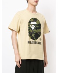 gelbes bedrucktes T-Shirt mit einem Rundhalsausschnitt von A Bathing Ape