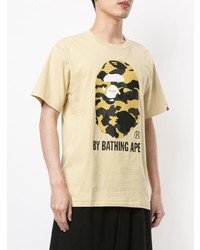 gelbes bedrucktes T-Shirt mit einem Rundhalsausschnitt von A Bathing Ape