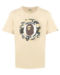 gelbes bedrucktes T-Shirt mit einem Rundhalsausschnitt von A Bathing Ape