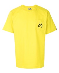 gelbes bedrucktes T-Shirt mit einem Rundhalsausschnitt von A Bathing Ape