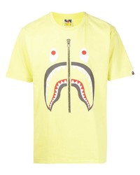 gelbes bedrucktes T-Shirt mit einem Rundhalsausschnitt von A Bathing Ape