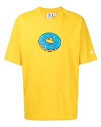gelbes bedrucktes T-Shirt mit einem Rundhalsausschnitt von adidas
