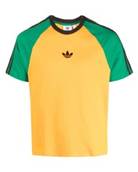 gelbes bedrucktes T-Shirt mit einem Rundhalsausschnitt von adidas