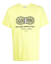 gelbes bedrucktes T-Shirt mit einem Rundhalsausschnitt von Blood Brother