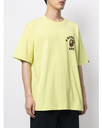 gelbes bedrucktes T-Shirt mit einem Rundhalsausschnitt von A Bathing Ape