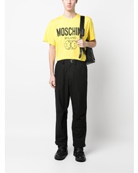 gelbes bedrucktes T-Shirt mit einem Rundhalsausschnitt von Moschino