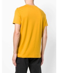 gelbes bedrucktes T-Shirt mit einem Rundhalsausschnitt von CP Company