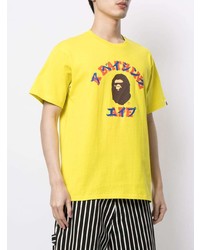 gelbes bedrucktes T-Shirt mit einem Rundhalsausschnitt von A Bathing Ape