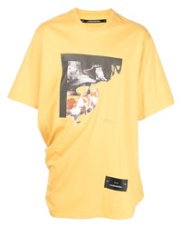 gelbes bedrucktes T-Shirt mit einem Rundhalsausschnitt von Julius