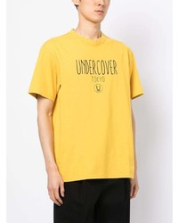 gelbes bedrucktes T-Shirt mit einem Rundhalsausschnitt von Undercover