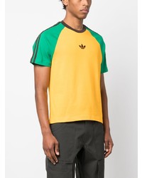 gelbes bedrucktes T-Shirt mit einem Rundhalsausschnitt von adidas