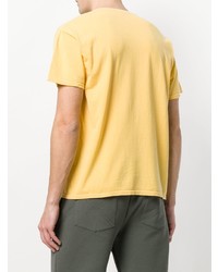 gelbes bedrucktes T-Shirt mit einem Rundhalsausschnitt von Adaptation