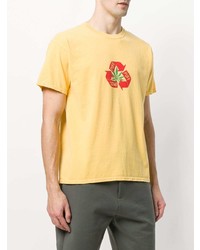 gelbes bedrucktes T-Shirt mit einem Rundhalsausschnitt von Adaptation