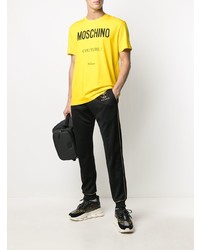 gelbes bedrucktes T-Shirt mit einem Rundhalsausschnitt von Moschino