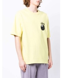 gelbes bedrucktes T-Shirt mit einem Rundhalsausschnitt von Stussy