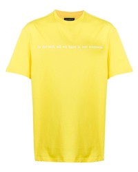 gelbes bedrucktes T-Shirt mit einem Rundhalsausschnitt von Throwback.