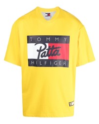 gelbes bedrucktes T-Shirt mit einem Rundhalsausschnitt von Tommy Hilfiger