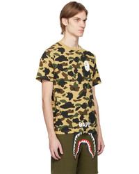 gelbes bedrucktes T-Shirt mit einem Rundhalsausschnitt von BAPE