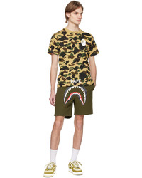 gelbes bedrucktes T-Shirt mit einem Rundhalsausschnitt von BAPE