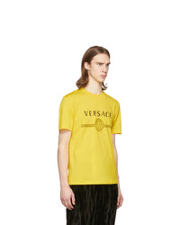 gelbes bedrucktes T-Shirt mit einem Rundhalsausschnitt von Versace