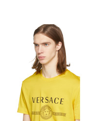 gelbes bedrucktes T-Shirt mit einem Rundhalsausschnitt von Versace