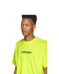 gelbes bedrucktes T-Shirt mit einem Rundhalsausschnitt von Vetements