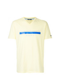 gelbes bedrucktes T-Shirt mit einem V-Ausschnitt