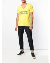 gelbes bedrucktes T-Shirt mit einem V-Ausschnitt von Just Cavalli