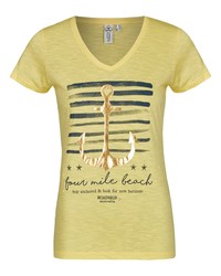 gelbes bedrucktes T-Shirt mit einem V-Ausschnitt von ROADSIGN AUSTRALIA