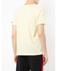gelbes bedrucktes T-Shirt mit einem V-Ausschnitt von GUILD PRIME