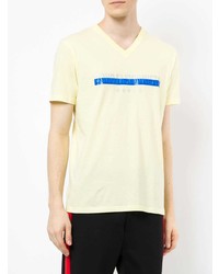 gelbes bedrucktes T-Shirt mit einem V-Ausschnitt von GUILD PRIME