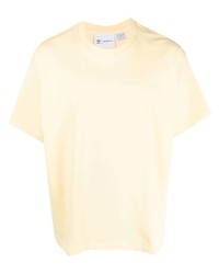 gelbes besticktes T-Shirt mit einem Rundhalsausschnitt von adidas