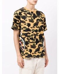 gelbes Camouflage T-Shirt mit einem Rundhalsausschnitt von A Bathing Ape