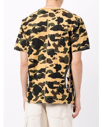 gelbes Camouflage T-Shirt mit einem Rundhalsausschnitt von A Bathing Ape