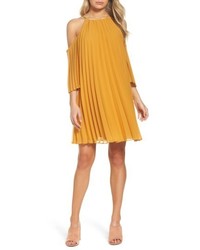 gelbes Kleid mit Falten